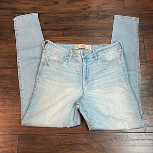Brand: Hollister (High-Rise skinny jeans)